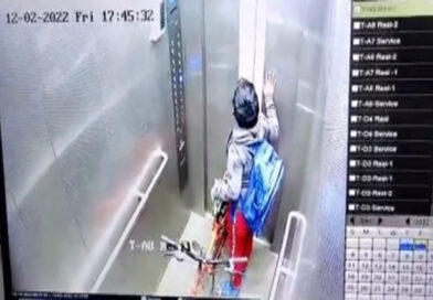 लिफ्ट मे फंसा मासूम, मदद के लिए चिल्लाते हुए वीडियो वायरल