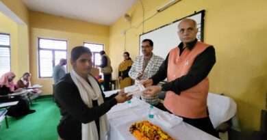मा0 मंत्री जी ने राम मनोहर लोहिया डिग्री कॉलेज में आयोजित कार्यक्रम में छात्र-छात्राओं को वितरित किये स्मार्टफोन/टैबलेट