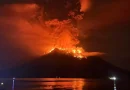 इंडोनेशिया के रुआंग पर्वत पर फटा ज्वालामुखी, 24 घंटे में हुए पांच धमाके; मंडरा रहा सुनामी का खतरा