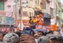 मेरठ में सीएम योगी का रोड शो शुरू, झलक पाने को बेताब दिखे लोग