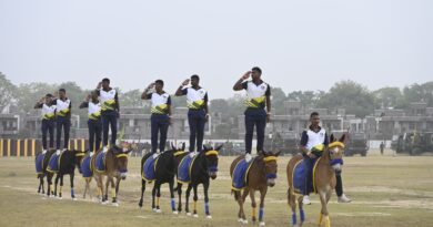   लखनऊ छावनी स्थित सूर्या खेल परिसर में घुड़सवारी प्रदर्शन आयोजित किया गया जिसमें एक पोलो मैच भी शामिल था।