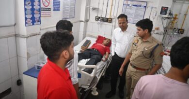 दिल्ली से आ रही बस फतेहगंज पo के पास फ्लाईओवर से नीचे गिरी ,40 लोग घायल