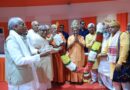 मुख्यमंत्री श्री योगी आदित्यनाथ के जन्म दिवस पर माल्यार्पण कर विशेष स्वागत करते विश्व हिंदू परिषद के पदाधिकारी