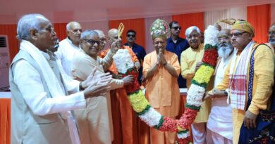 मुख्यमंत्री श्री योगी आदित्यनाथ के जन्म दिवस पर माल्यार्पण कर विशेष स्वागत करते विश्व हिंदू परिषद के पदाधिकारी
