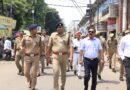 जिलाधिकारी ने वरिष्ठ पुलिस अधीक्षक के साथ ईद-उल-जुहा पर्व के दृष्टिगत जनपद में शांति एवं कानून व्यवस्था बनाए रखने हेतु किया फ्लैग मार्च