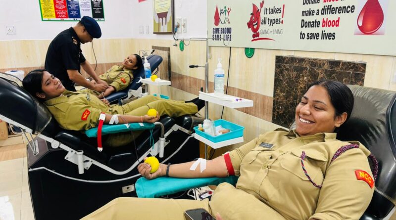 लखनऊ में अंतर्राष्ट्रीय रक्तदाता दिवस शिविर में एनसीसी कैडेट्स ने रक्तदान किया।