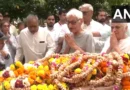 बूढ़े पिता के हाथ कांप रहे थे… आंखों के आंसू सूख गये थे, पायलट सुमित सभरवाल का पार्थिव शरीर देखकर दहल गया बाप का दिल…
