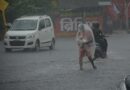 UP Weather: यूपी में फिर बारिश ने बदला मौसम, दो दिन गरज के साथ बरसेंगे बादल