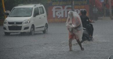 UP Weather: यूपी में फिर बारिश ने बदला मौसम, दो दिन गरज के साथ बरसेंगे बादल