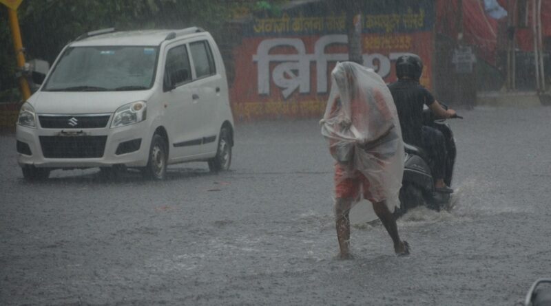 UP Weather: यूपी में फिर बारिश ने बदला मौसम, दो दिन गरज के साथ बरसेंगे बादल