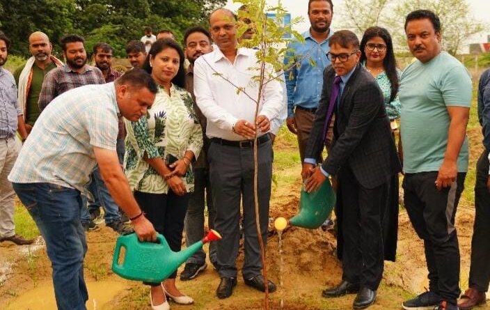 ओमैक्स ग्रुप ने पौधरोपण महाभियान में निभाई भागीदारी, ‘मेट्रो सिटी टाउनशिप’ में लगाए 25,000 पेड़