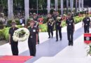 लेफ्टिनेंट जनरल अनिंद्य सेनगुप्ता ने लखनऊ छावनी स्थित मध्य कमान युद्ध स्मारक ‘स्मृतिका’ पर कारगिल युद्ध के नायकों को श्रद्धांजलि अर्पित की ।