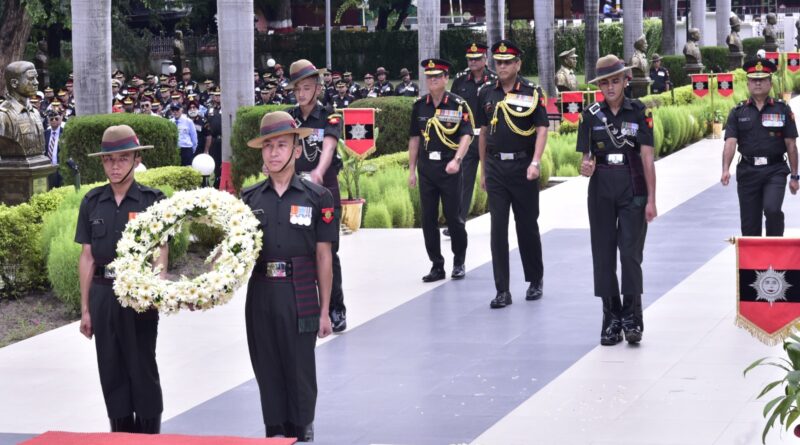लेफ्टिनेंट जनरल अनिंद्य सेनगुप्ता ने लखनऊ छावनी स्थित मध्य कमान युद्ध स्मारक ‘स्मृतिका’ पर कारगिल युद्ध के नायकों को श्रद्धांजलि अर्पित की ।