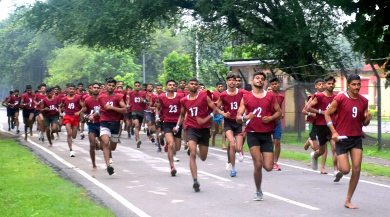 अयोध्या के डोगरा रेजिमेंटल सेंटर ग्राउंड में रायबरेली के अभ्यर्थियों के लिए भर्ती रैली आयोजित ।