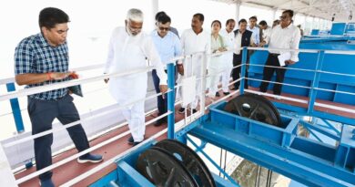 शारदा बैराज पहुँचे जल शक्ति मंत्री स्वतंत्र देव सिंह, गेट संचालन को खुद किया चेक
