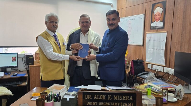 प्रो. अमेरिका सिंह ने की डॉ. आलोक मिश्रा से भेंट, राष्ट्रीय शिक्षा और कौशल विकास पर हुई महत्वपूर्ण चर्चा