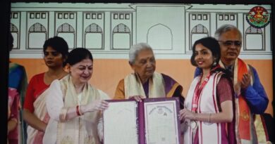 बॉयोकैमिस्ट्री की मेधावी छात्रा अंशिका त्रिवेदी को एलयू में मिले दो गोल्ड मेडल