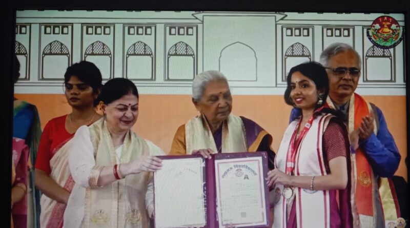 बॉयोकैमिस्ट्री की मेधावी छात्रा अंशिका त्रिवेदी को एलयू में मिले दो गोल्ड मेडल
