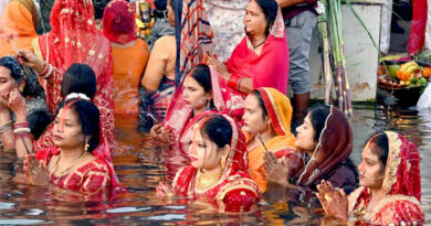 उगते सूर्य को अर्घ्य देने के साथ छठ महापर्व का हुआ समापन, पूरे देश में घाटों पर दिखी रौनक