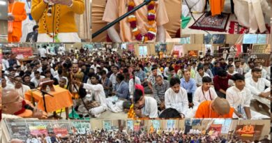 हम सभी महराज जी को हृदय से धन्यवाद देते हैं कि उन्होंने अपना दर्शन देकर हमें पवित्र कर रहे हैं।