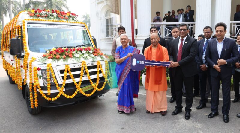 भारतीय स्टेट बैंक ने सीएसआर के अंतर्गत प्राथमिक-माध्यमिक विद्यालय, लखनऊ को स्कूल बस भेंट की