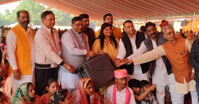 मुख्यमंत्री सामूहिक विवाह योजना से लाभान्वित गरीब परिवारों के घर बजी शहनाई। बेटियों के हाथ हुए पीले, 485 जोड़ों ने थामा एक दूजे का हाथ