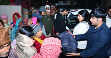 दादी की पुण्यतिथि पर मानवता की मिसाल: SGPGI में तीमारदारों को बांटे कंबल, जिला प्रशासन को भी सौंपे 250 कंबल