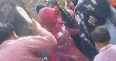 पंचायत में ही प्रेमी युगल को जूतों-डंडों से पीटा, प्रेमिका के साथ प्रेमी को पकड़ने के बाद बर्बरता