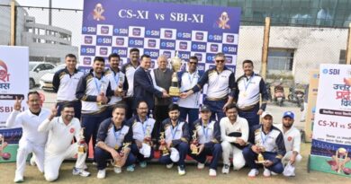 उत्तर प्रदेश दिवस 2026 पर यूपी सरकार के अधिकारियों और भारतीय स्टेट बैंक लखनऊ के बीच मैत्रीपूर्ण क्रिकेट मैच
