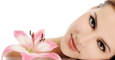 फेस और बालों की सुंदरता बढ़ाने के लिए करें लाल गुड़हल के फूल का इस्तेमाल