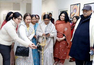 मणिकर्णिका आर्ट गैलरी द्वारा आयोजित ‘रंग-वर्णिका’ समूह कला प्रदर्शनी का भव्य उद्घाटन