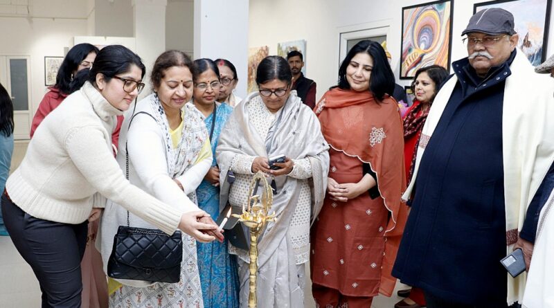 मणिकर्णिका आर्ट गैलरी द्वारा आयोजित ‘रंग-वर्णिका’ समूह कला प्रदर्शनी का भव्य उद्घाटन