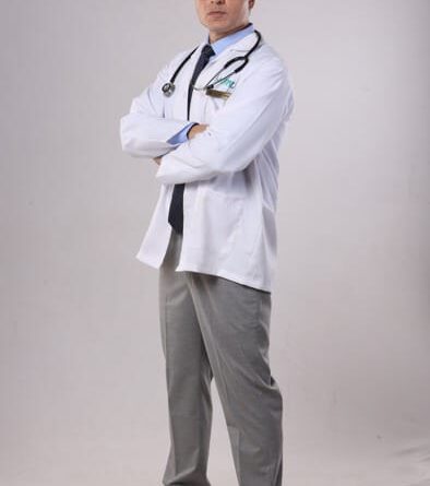 डॉ. देव का किरदार निभाते हुए, जो एक वास्तविक डॉक्टर की यात्रा से प्रेरित है, इक़बाल ख़ान