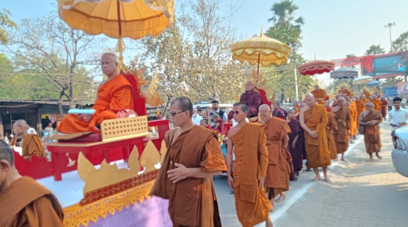 बौद्ध भूमि कुशीनगर बना ‘मिनी थाईलैंड’, शोभायात्रा में सम्मिलित हुए थाईलैंड के राजदूत एवं अन्य गणमान्य अतिथि
