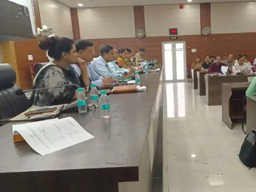 जिलाधिकारी ने की पेट्रोलियम पदार्थों के व्यवस्थापन के संबंध में संबंधित अधिकारियों के साथ बैठक