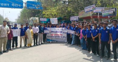 बाबासाहेब भीमराव अम्बेडकर विश्वविद्यालय में आयोजित सात दिवसीय विशेष शिविर के अंतर्गत विद्यार्थियों ने सड़क सुरक्षा अभियान के माध्यम से लोगों को किया जागरूक 