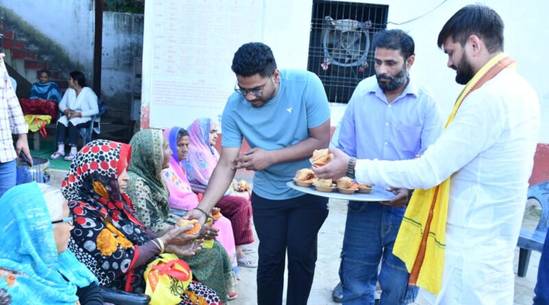 गोंडा में सामाजिक समरसता का अनूठा उदाहरण: होली पर अनाथालय और वृद्धाश्रम में छलके रंग, इंकलाब फाउंडेशन ने साझा की खुशियाँ