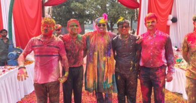 होली पर्व को सकुशल सम्पन्न कराने के उपरान्त रिजर्व पुलिस लाइन गोण्डा में भव्य होली मिलन समारोह का आयोजन, आयुक्त, पुलिस महानिरीक्षक, जिलाधिकारी सहित अन्य अधिकारियों ने एक-दूसरे को अबीर-गुलाल लगाकर दी होली की शुभकामनाएँ