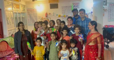 गोण्डा में आयुक्त ने वृद्धाश्रम, बाल देखरेख संस्थान और वन स्टॉप सेंटर में मनाई होली, बांटी खुशियां