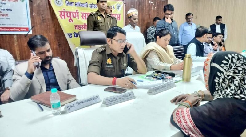 गोंडा में संपूर्ण समाधान दिवस: डीएम-एसपी ने सुनीं फरियादियों की समस्याएं, 7 अधिकारियों से मांगा स्पष्टीकरण
