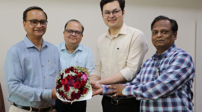 आरजीआईपीटी को मिला पहला पूर्णकालिक कुलसचिव, राजन श्रीवास्तव ने संभाला कार्यभार