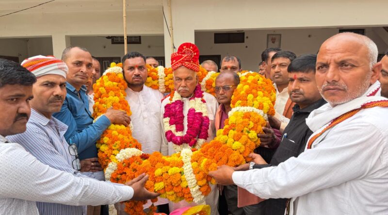 सफाई कर्मचारी संघ के जिलाध्यक्ष व पदाधिकारियों ने भाजपा के जिलाध्यक्ष अकबाल बहादुर तिवारी का किया स्वागत