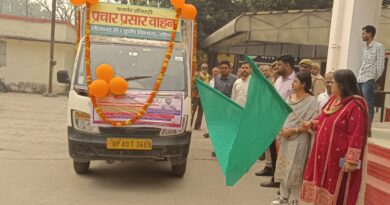 डीएम ने फार्मर रजिस्ट्री के प्रचार वाहन को दिखाई हरी झंडी, सभी किसानों को योजना से जोड़ने का अभियान तेज