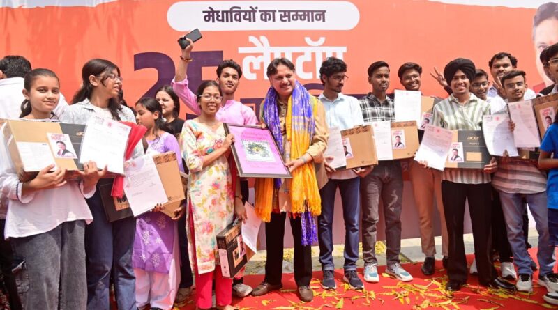 10,000 से अधिक लोगों की मौजूदगी में मनाया गया विधायक डॉ. राजेश्वर सिंह का जन्मदिन, “आभार दिवस” पर विकास योजनाओं का शुभारंभ