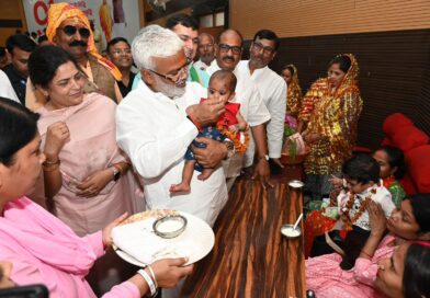 उत्तर प्रदेश सरकार के ‘‘नवनिर्माण के 9 वर्ष’’ पूर्ण होने के अवसर पर मा0 प्रभारी मंत्री जी जिला पंचायत सभागार में आयोजित कार्यक्रम में हुए सम्मिलित, दीप प्रज्जवलित कर कार्यक्रम का किया गया शुभारम्भ