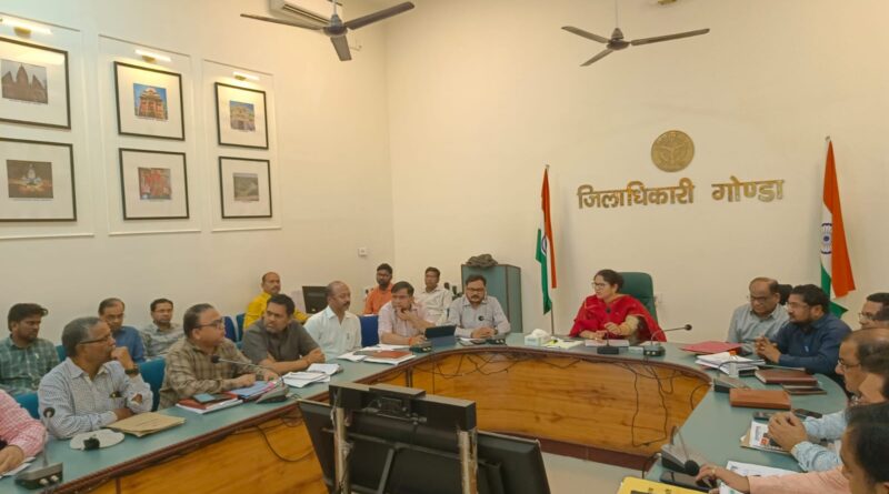 मुख्यमंत्री डैशबोर्ड पर चल रही विकास कार्यों से संबंधित योजनाओं के रैंकिंग की जिलाधिकारी ने की समीक्षा