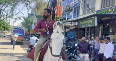 पेट्रोल की किल्लत के बीच अनोखी तस्वीर: बुलेट छोड़ घोड़े पर सवार होकर ऑफिस पहुंचा बैंककर्मी, देवास में लोग रह गए हैरान
