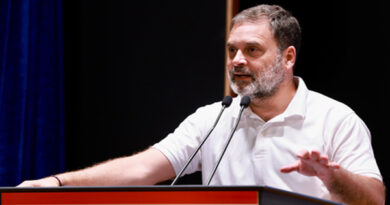 छोटे से सोफे पर सोए राहुल गांधी, मां के साथ अस्पताल में बिताई रात