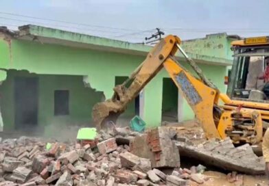 संभल में ईदगाह-इमामबाड़े के बाद अब मस्जिद और मदरसे पर चला बुलडोजर, सरकारी जमीन पर था कब्जा