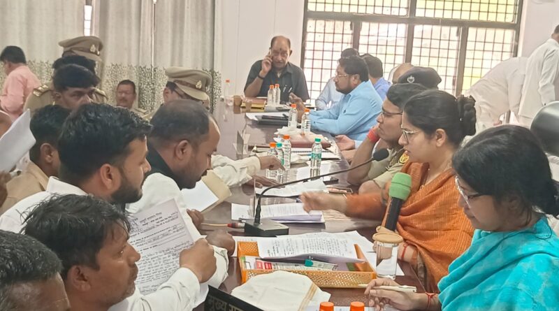 जिलाधिकारी तथा पुलिस अधीक्षक ने तहसील मनकापुर में आयोजित सम्पूर्ण समाधान दिवस में फरियादियों की सुनी समस्याए